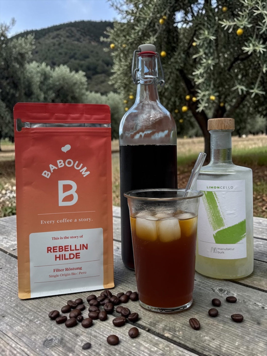 Glas mit Cold Brew, Tonic Water und Limoncello auf Eis – Sommerdrink mit Rebellin Hilde von Baboum Coffee und Manufaktur Burk