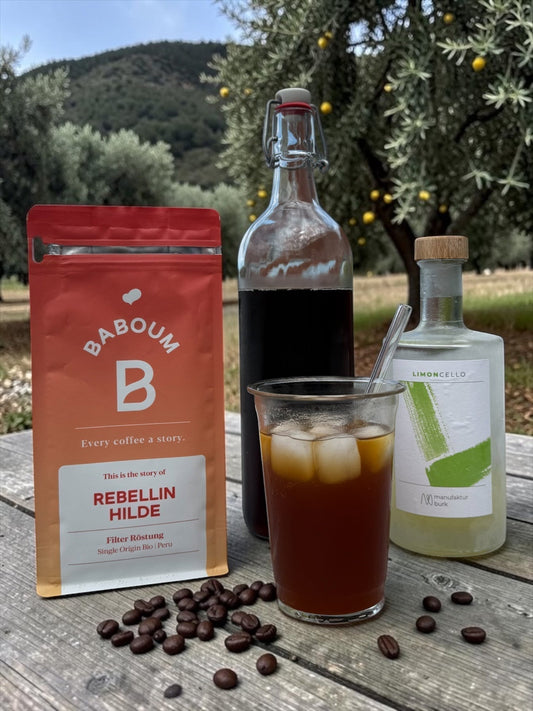 Glas mit Cold Brew, Tonic Water und Limoncello auf Eis – Sommerdrink mit Rebellin Hilde von Baboum Coffee und Manufaktur Burk