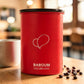 Rote Baboum Kaffeedose mit Kaffeebhnen auf Holztisch in moderner Kaffeehausatmosphäre