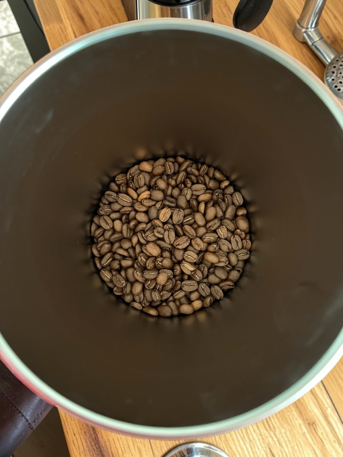 AirscapeDose offen mit Kaffeebohnen gefüllt