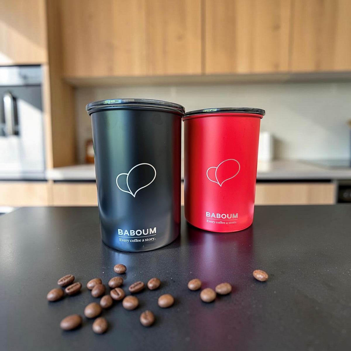 Baboum Airscape Kaffeedosen in Schwarz und Rot mit Kaffeebohnen