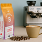 Baboum Huberts Freigeist Espresso vor Siebträgermaschine mit Cappucino